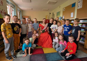 Królowa Róż pozuje do zdjęcia wspólnie z dziećmi