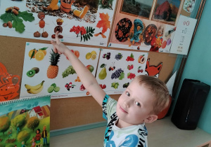 Chłopiec pokazujący dary jesieni