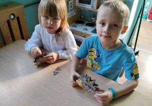 Dzieci robiące placę plastyczno-techniczną