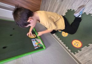 Dominik dobiera buźkę do sytuacji edukacyjnej.