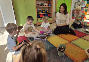 Dzieci biorą udział w zajęciach.