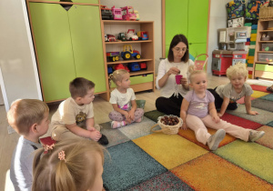 Dzieci biorą udział w zajęciach.