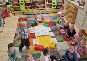 Dzieci biorą udział w zajęciach.