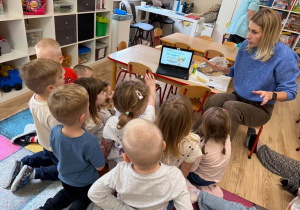 Oglądanie filmu edukacyjnego o drzewach
