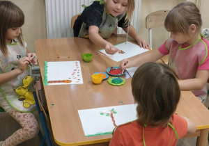 Dzieci wykonują pracę plastyczną.