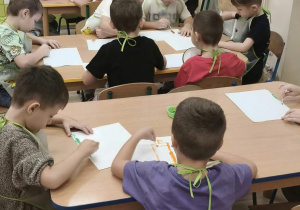Dzieci wykonują pracę plastyczną.
