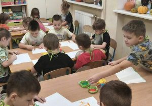 Dzieci wykonują pracę plastyczną.