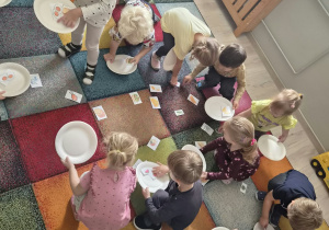 Dzieci biorą udział w zajęciach.