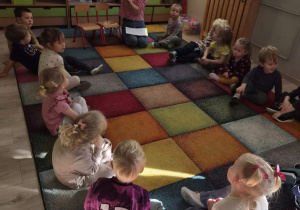 Dzieci biorą udział w zajęciach.