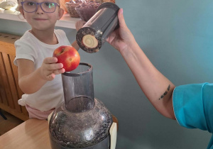 Dziewczynka robi koktajl owocowy